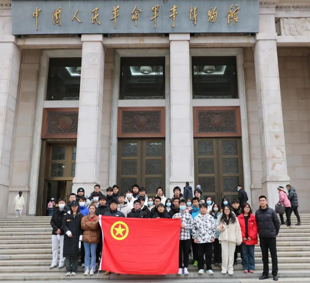 德赢vwin055学子参观中国人民革命军事博物馆